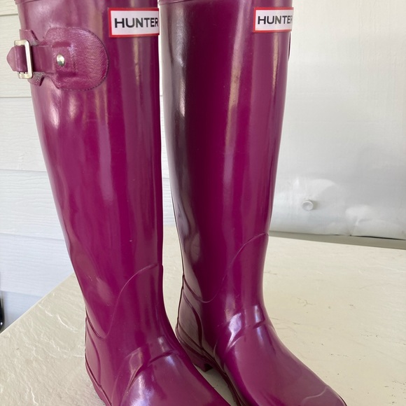 Women’s Hunter Boots Tall Rain Boots 👢in glossy finish. Size 7,  eggplant 🍆 - Picture 5 of 12